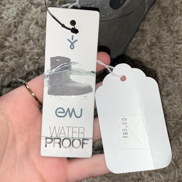 Never worn fits more like a size 6 then a 7. - Picture 2 of 4